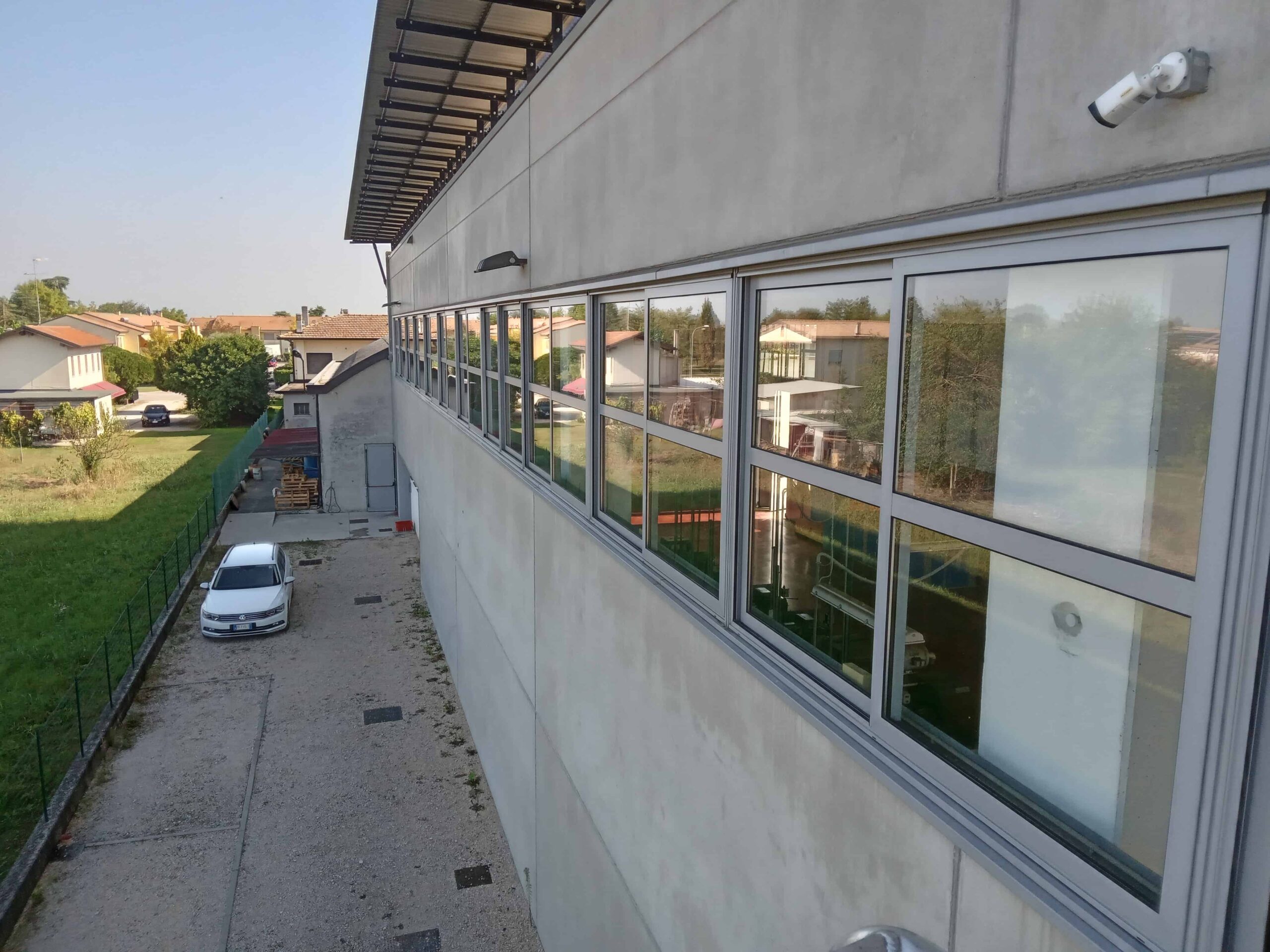 pulizia aziendale di vetrate e pulizi in quota
